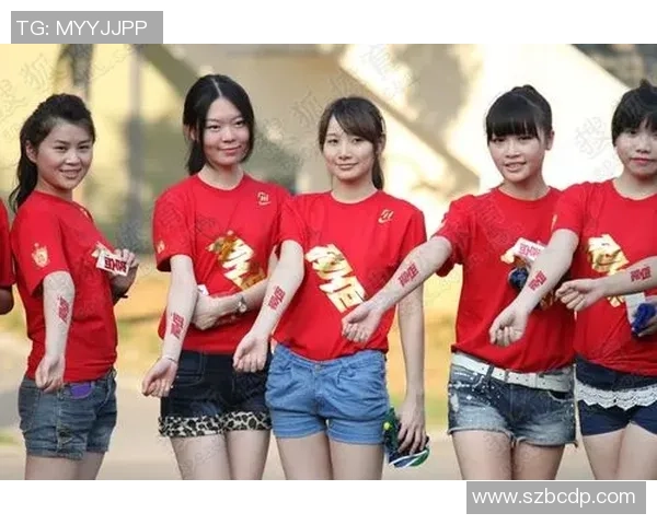 足球场上巅峰对决 美女助阵 球星风采尽显魅力瞬间