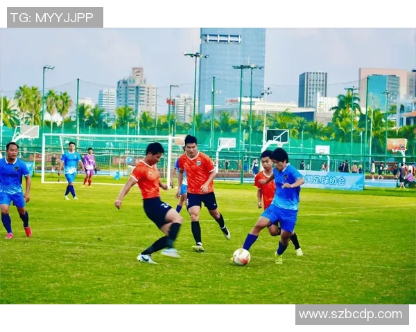 与足球球星亲密合影在球场留下难忘瞬间见证足球荣耀与梦想的交汇